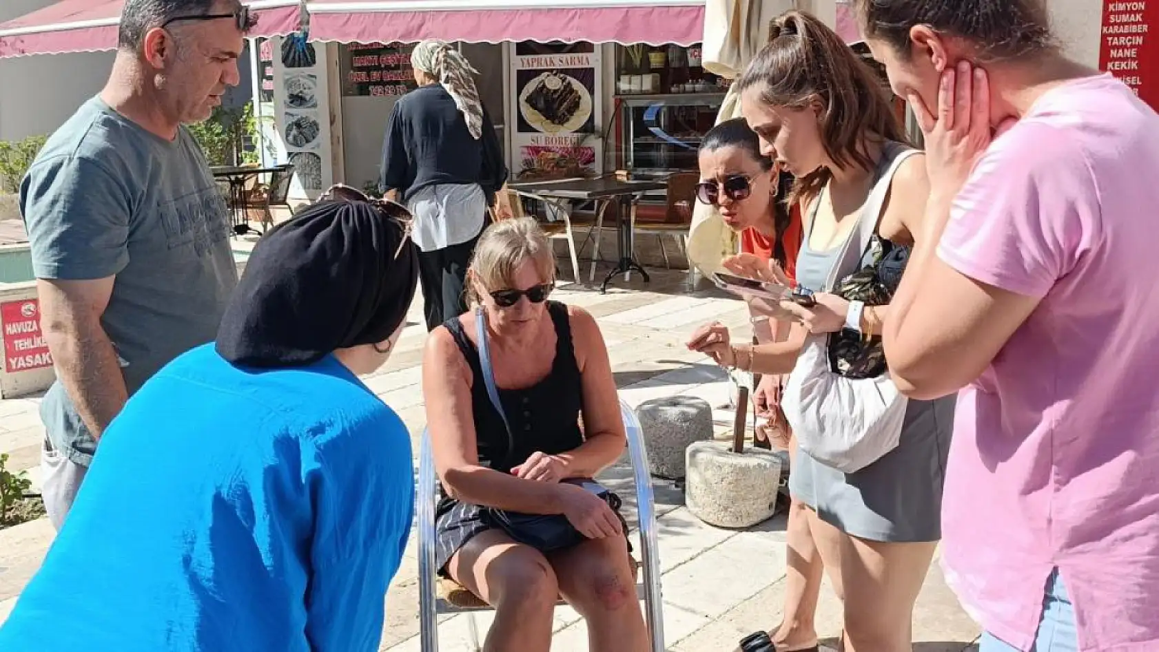 Genç sürücü, yaya geçidinde çarptığı kadının bir an olsun yanından ayrılmadı