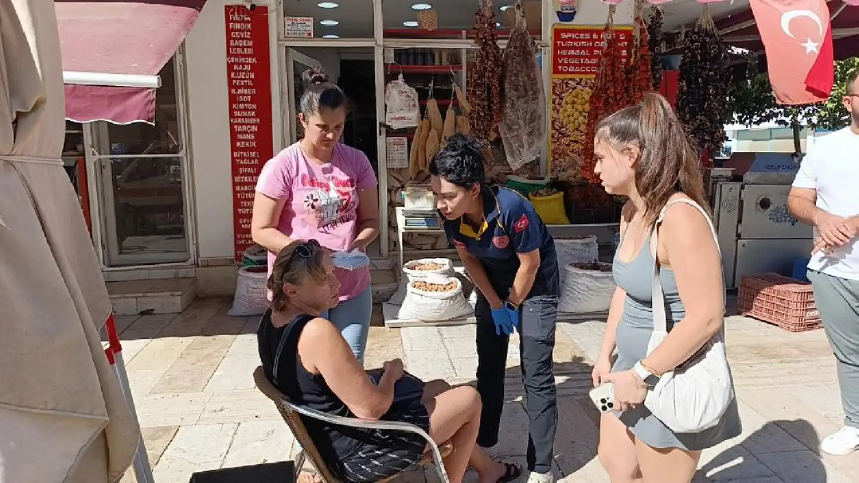 Genç sürücü, yaya geçidinde çarptığı kadının bir an olsun yanından ayrılmadı