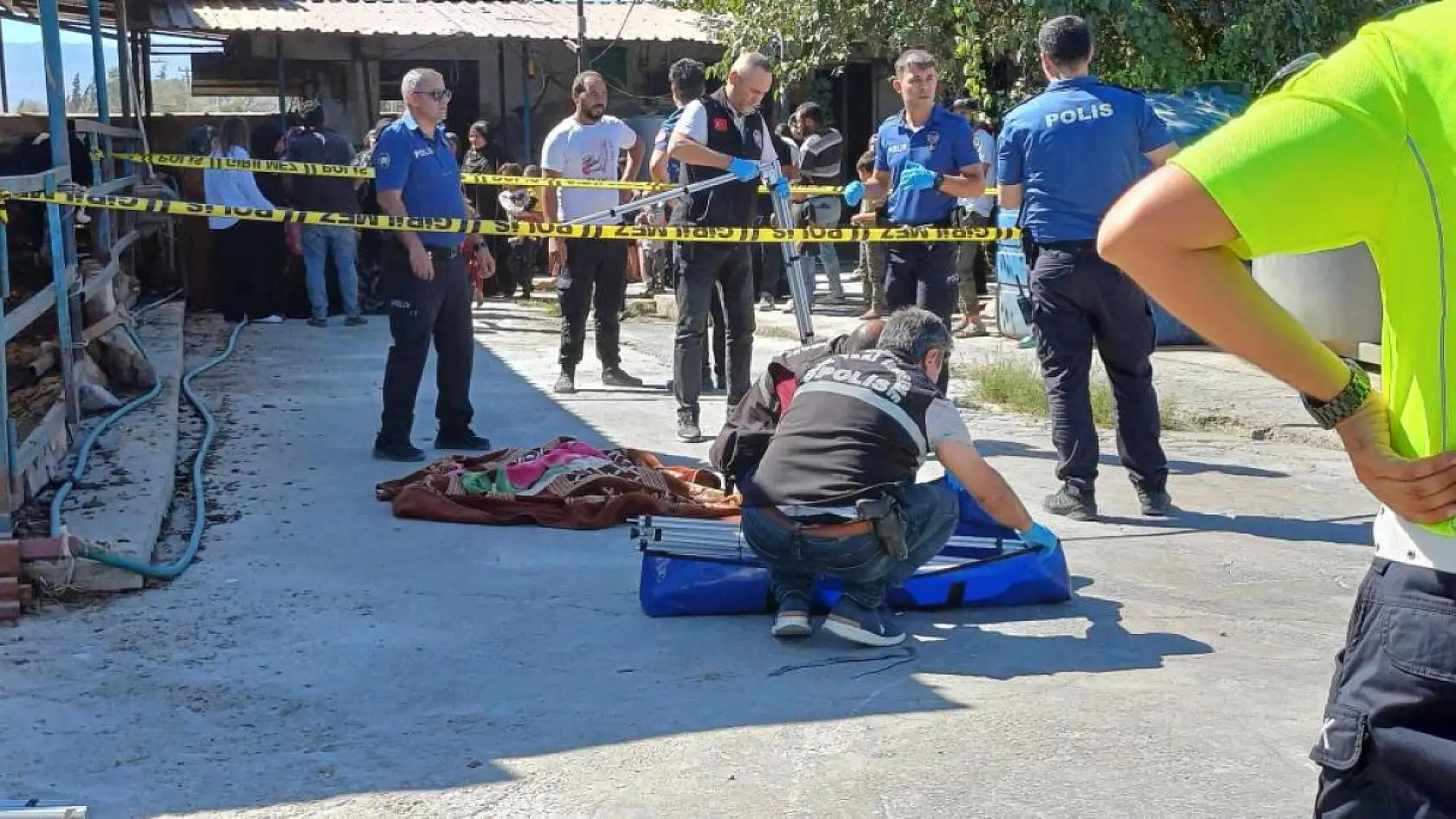 Süt toplama kamyonunun altında kalan çocuk hayatını kaybetti