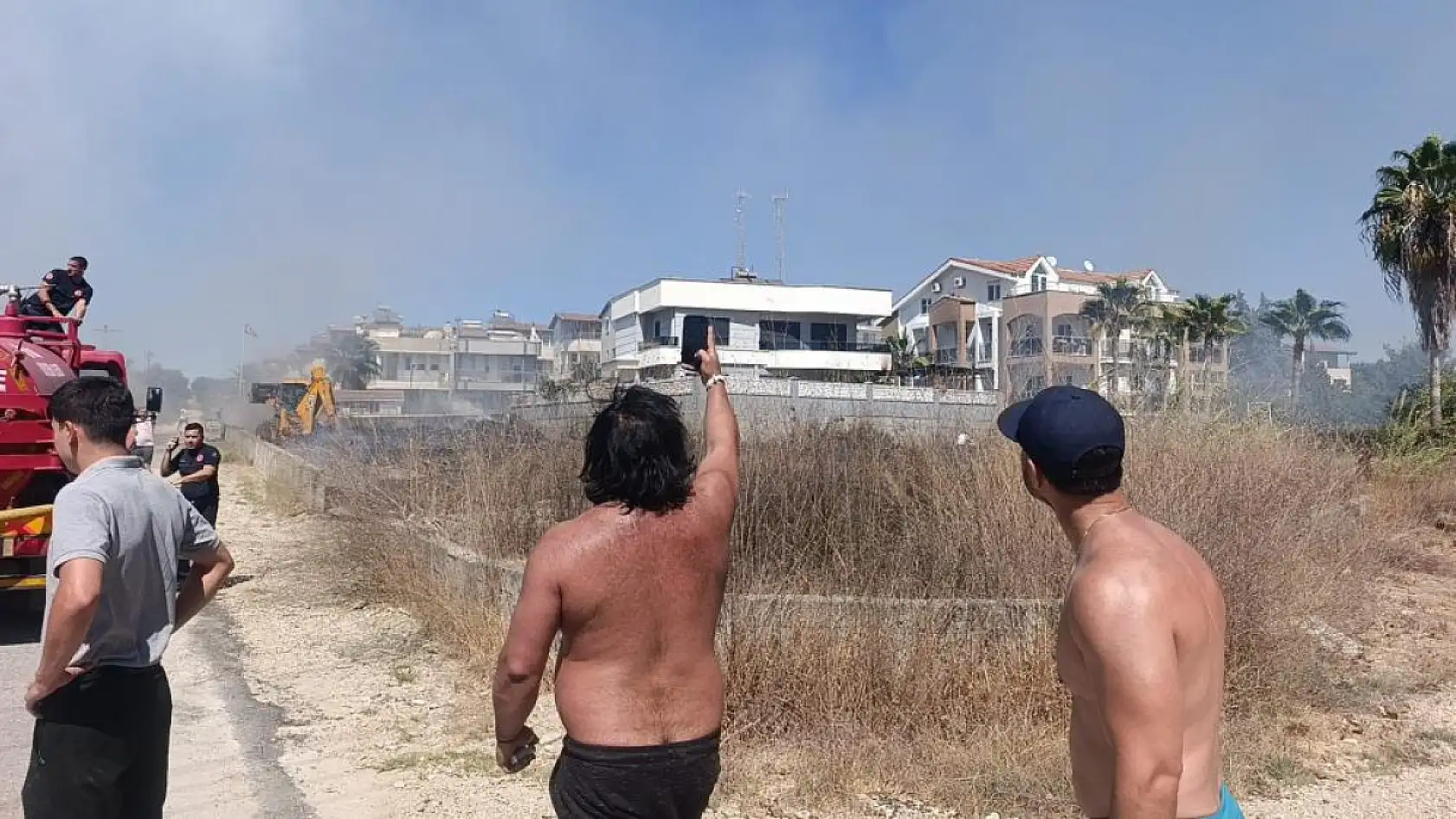 Villaları tehdit eden yangına ilk müdahale otel personeli ve müşterinden geldi