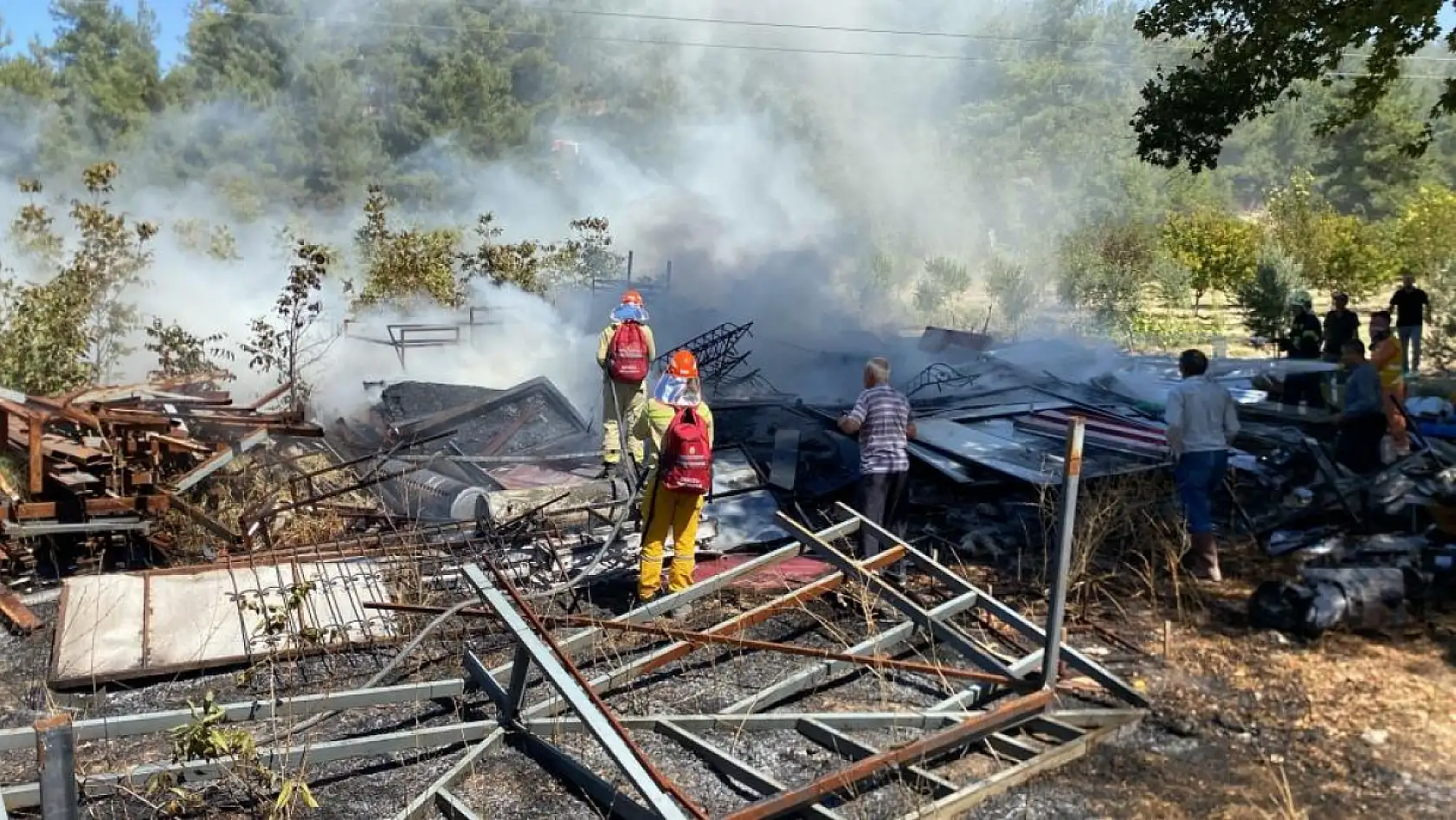 Kaynak makinesinden sıçrayan kıvılcım yangına neden oldu