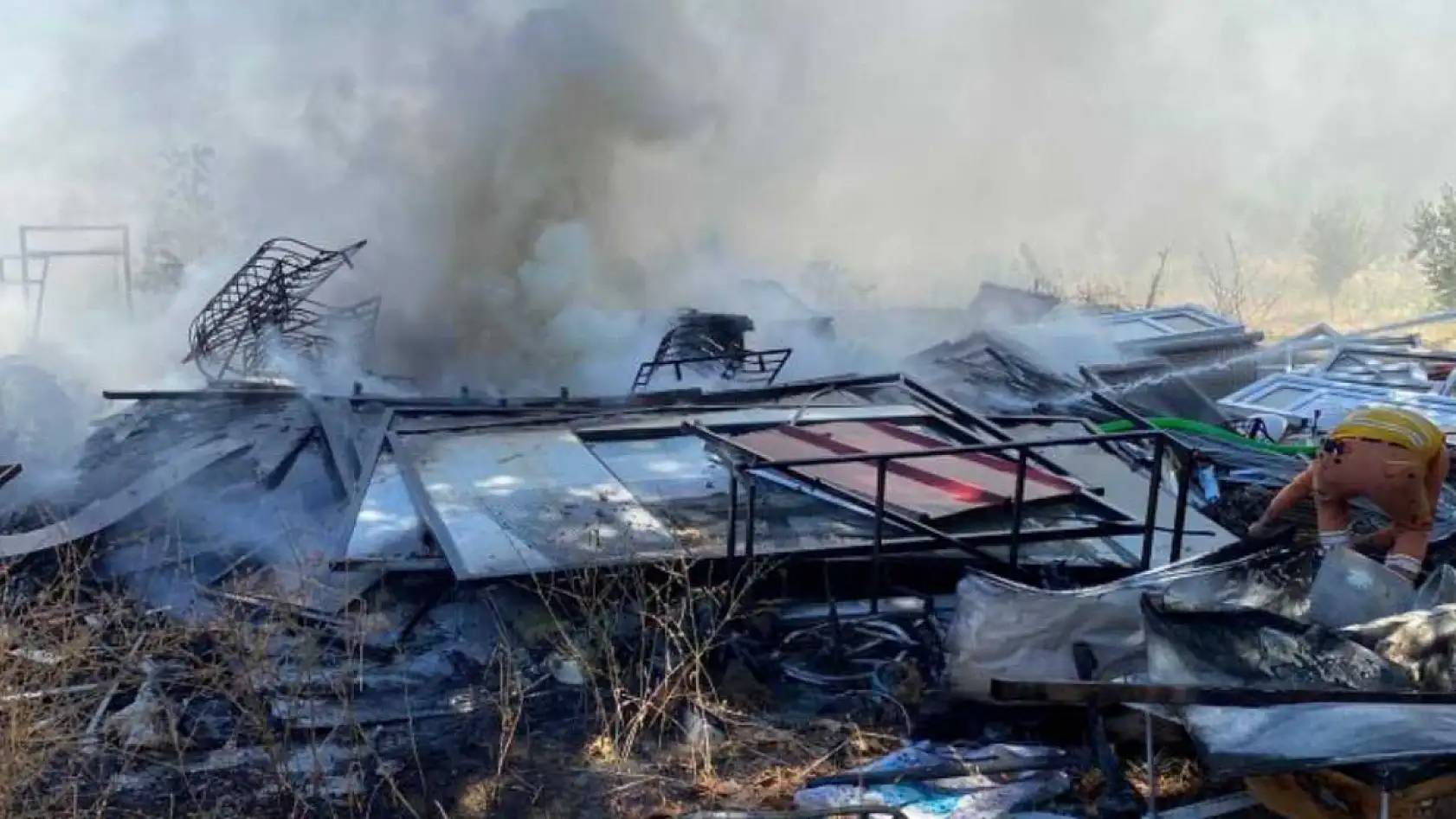 Kaynak makinesinden sıçrayan kıvılcım yangına neden oldu