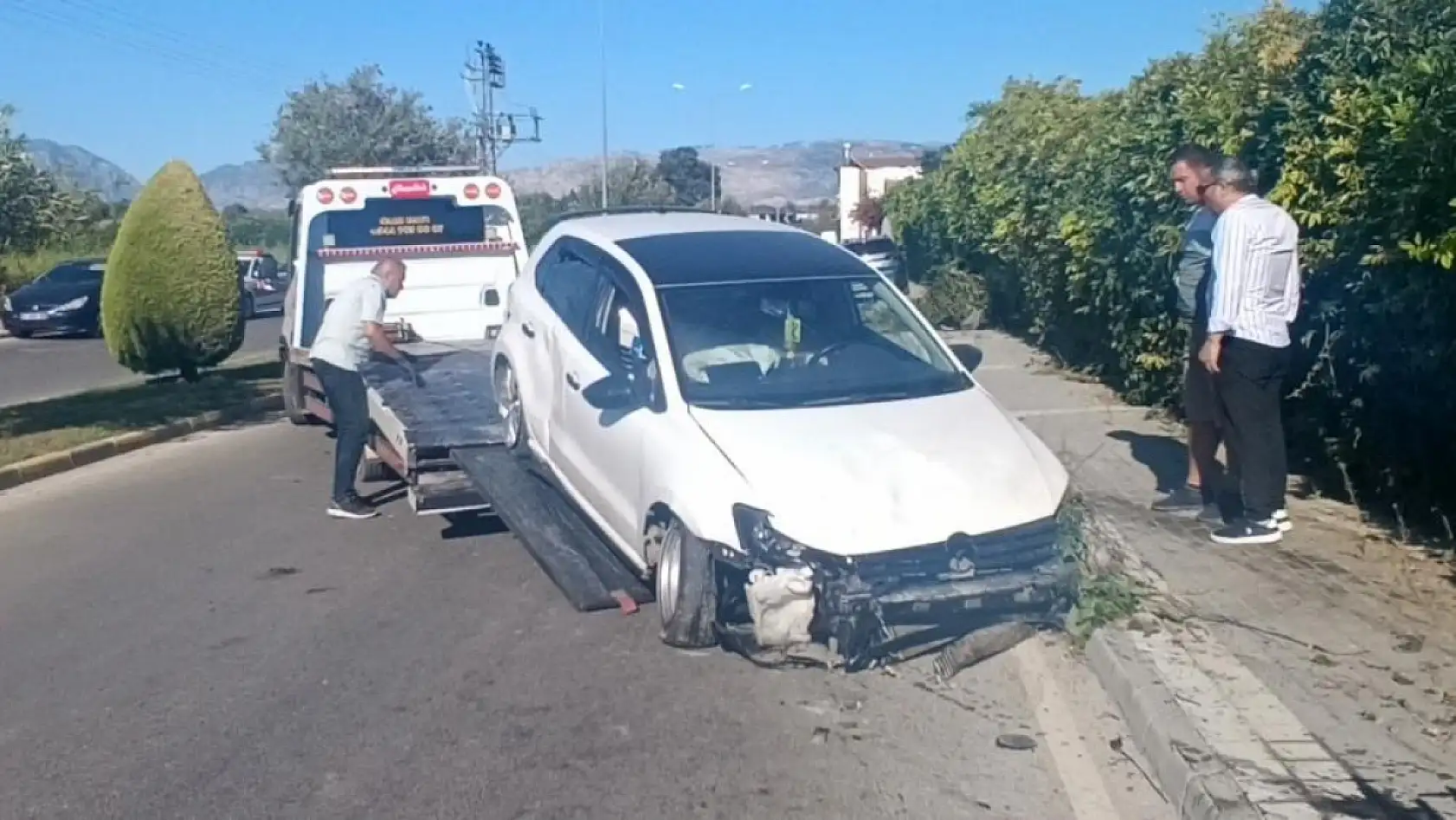 Refüjdeki ağacı deviren otomobil duvara çarparak durabildi: 1 yaralı