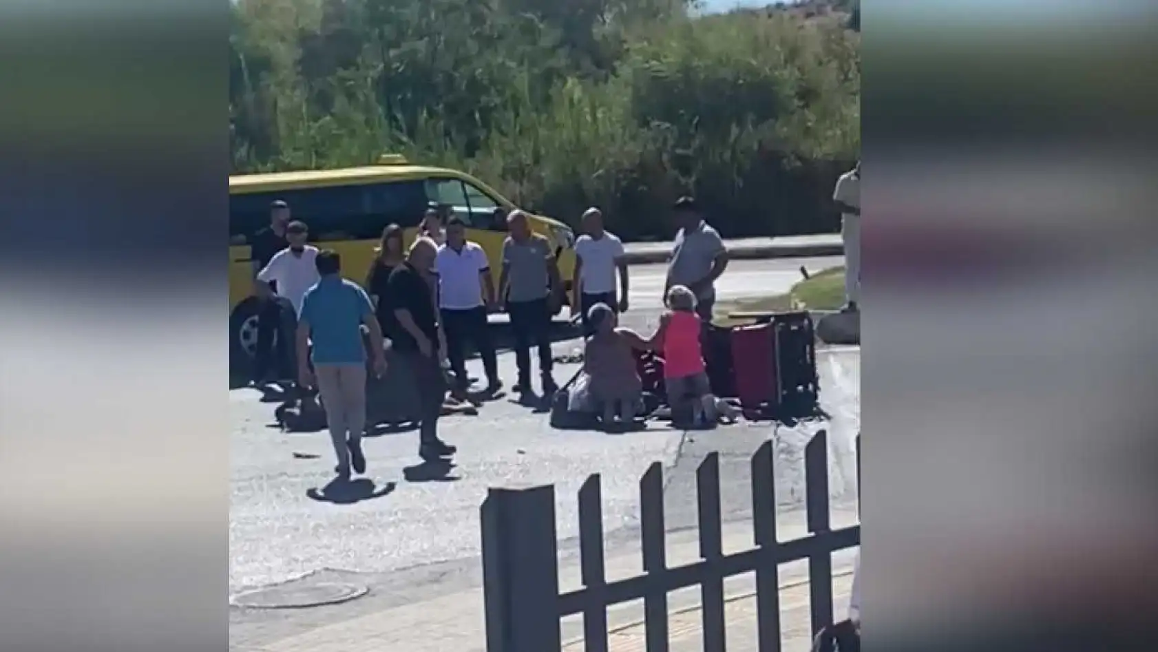 Elektrikli bisiklete ticari taksi çarptı, 3 Alman vatandaşı yaralı