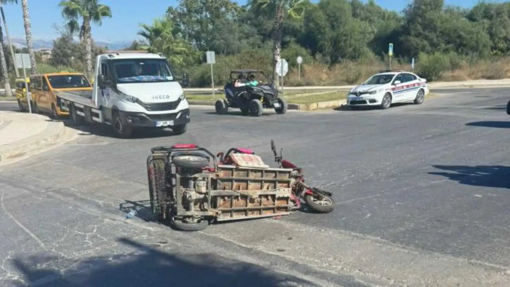Elektrikli bisiklete ticari taksi çarptı, 3 Alman vatandaşı yaralı