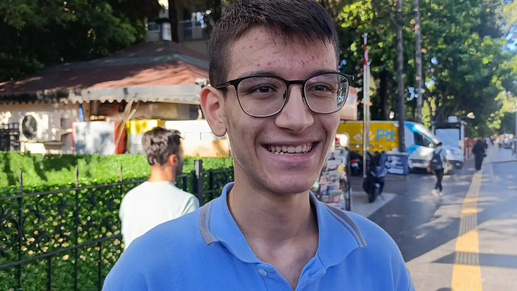 Kargo şubesinden ehliyeti aldı, sevincini kapı önündeki trafik polisiyle paylaştı