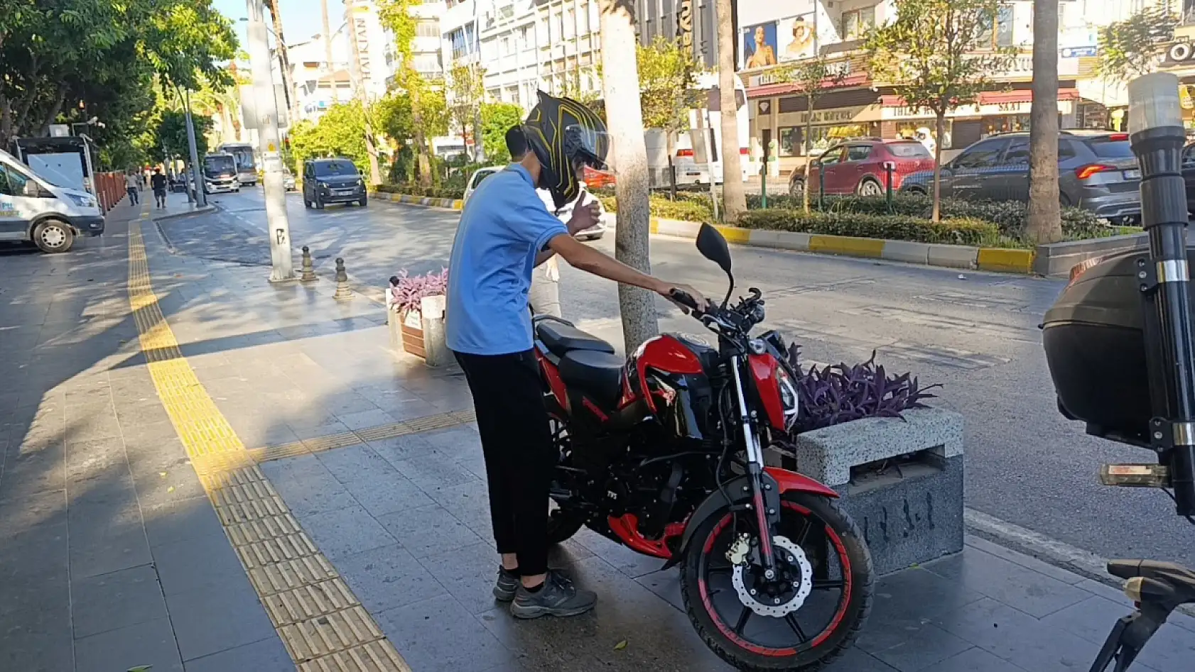 Kargo şubesinden ehliyeti aldı, sevincini kapı önündeki trafik polisiyle paylaştı