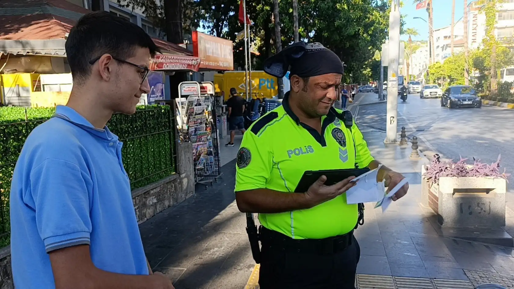 Kargo şubesinden ehliyeti aldı, sevincini kapı önündeki trafik polisiyle paylaştı