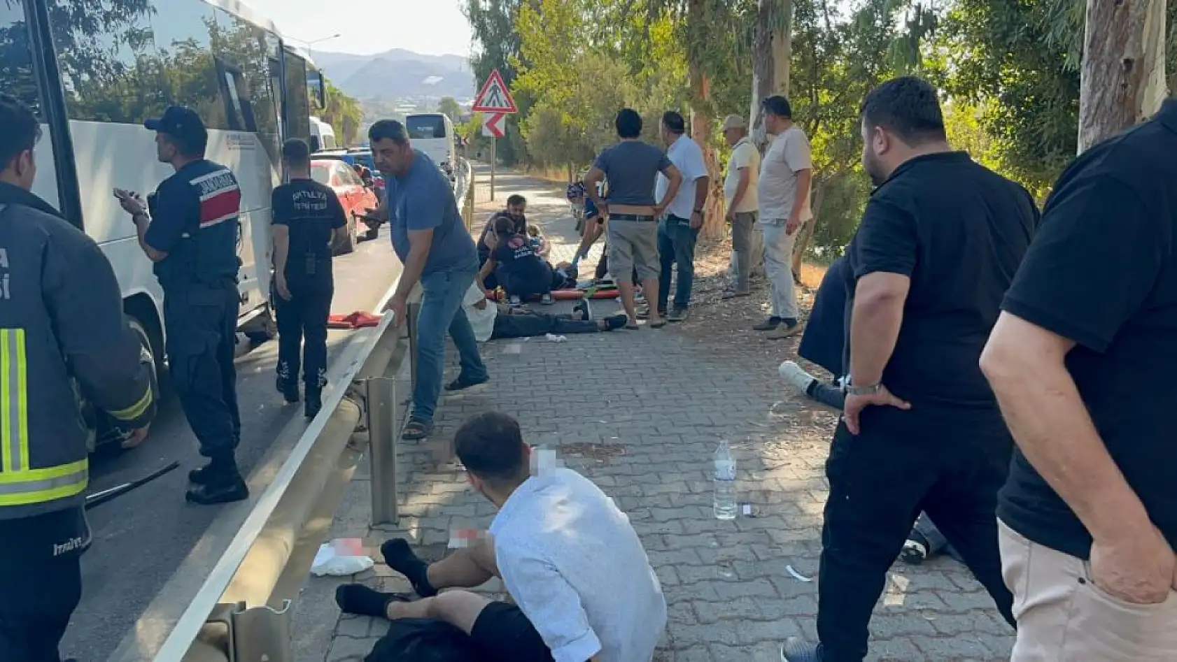 Alanya'da tur otobüsüyle yolcu midibüsü çarpıştı: 2'si ağır 15 yaralı