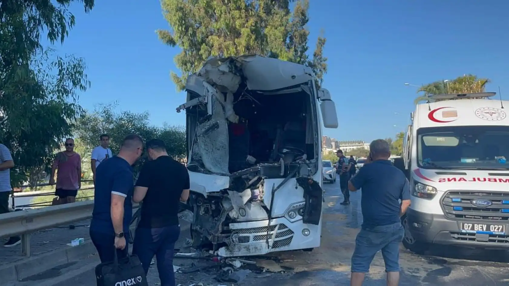 Alanya'da midibüslerin çarpıştığı kazada 15 yaralıdan 2'sinin durumu ciddiyetini koruyor