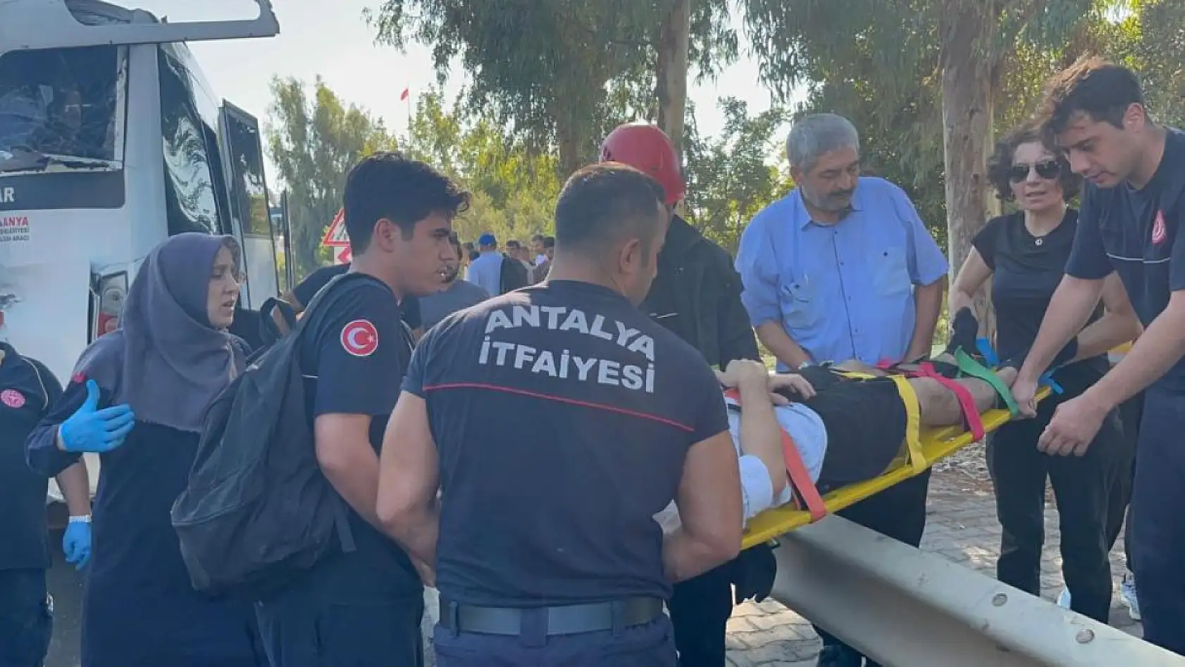 Alanya'da midibüslerin çarpıştığı kazada 15 yaralıdan 2'sinin durumu ciddiyetini koruyor