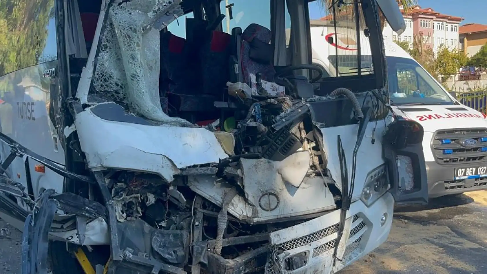 Alanya'da midibüslerin çarpıştığı kazada 15 yaralıdan 2'sinin durumu ciddiyetini koruyor