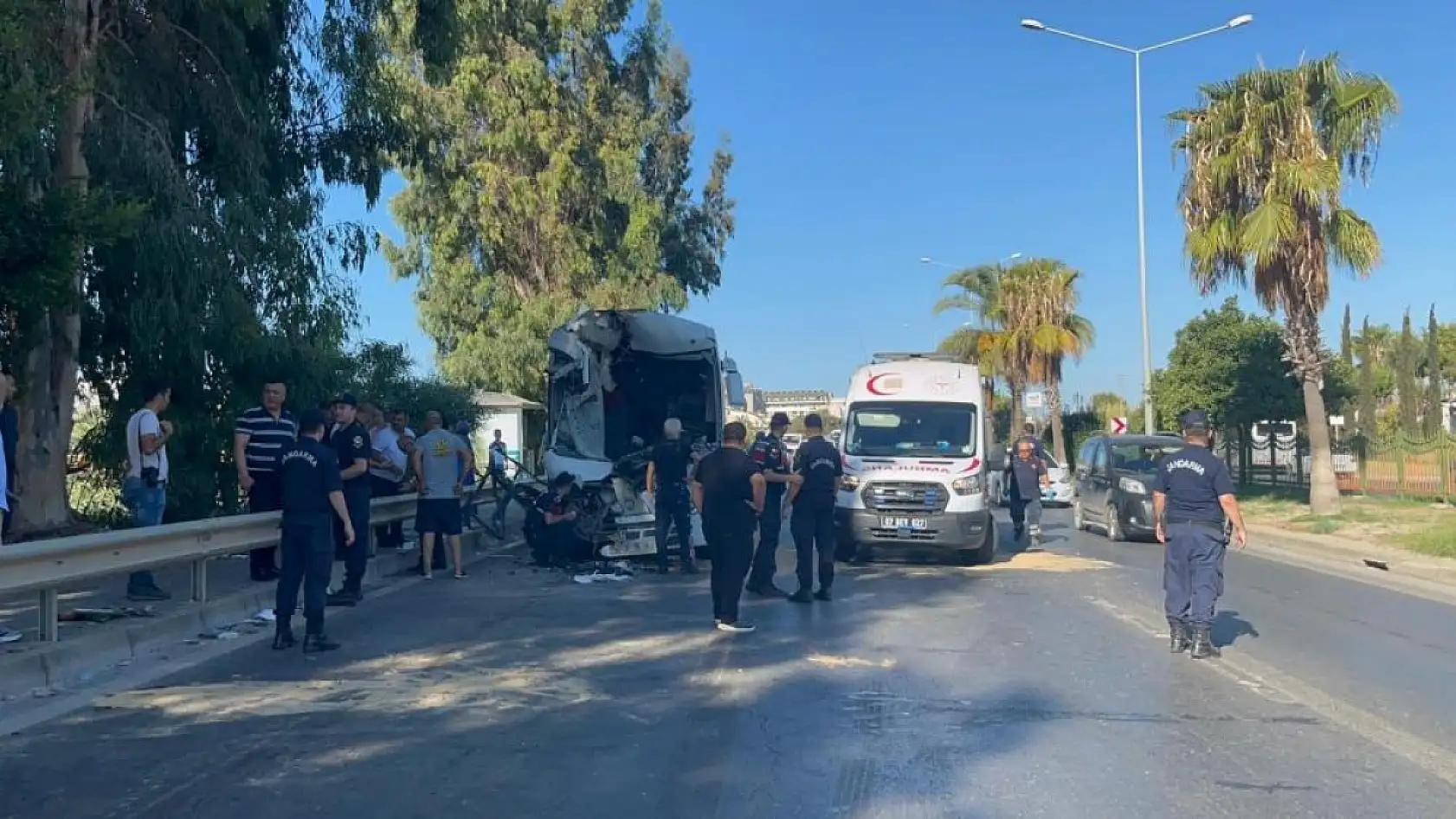 Alanya'da midibüslerin çarpıştığı kazada 15 yaralıdan 2'sinin durumu ciddiyetini koruyor