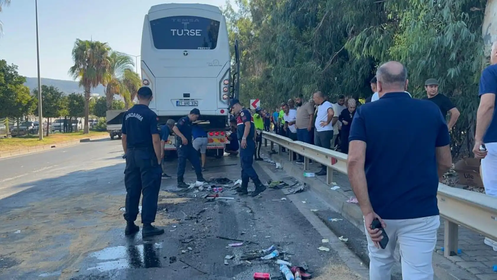 Alanya'da midibüslerin çarpıştığı kazada 15 yaralıdan 2'sinin durumu ciddiyetini koruyor
