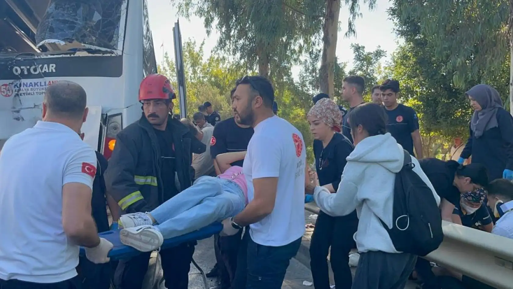 Alanya'da midibüslerin çarpıştığı kazada 15 yaralıdan 2'sinin durumu ciddiyetini koruyor