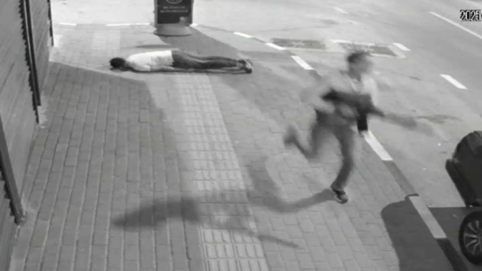 Kalabalığın arasına daldı, husumetlisini başından böyle vurdu