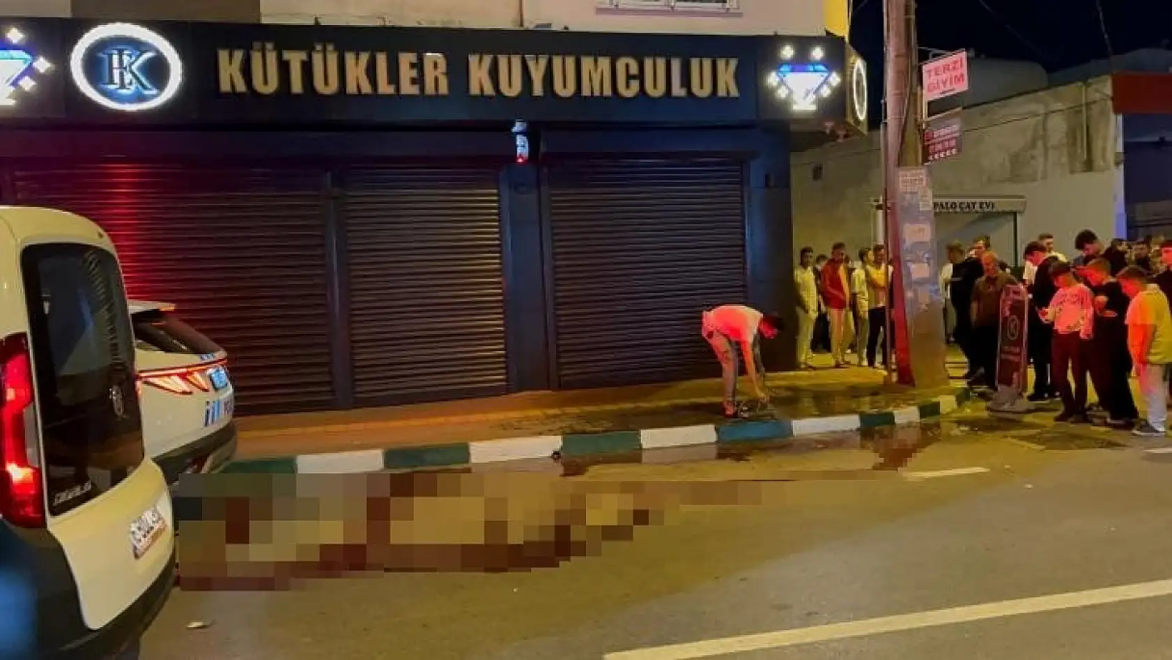 Kalabalığın arasına daldı, husumetlisini başından böyle vurdu