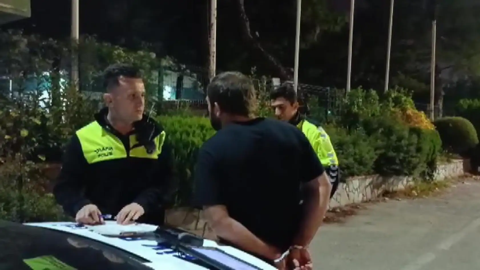 Aranması olan şüpheli polis uygulamasında kardeşinin kimliğini vererek kurtulmaya çalıştı