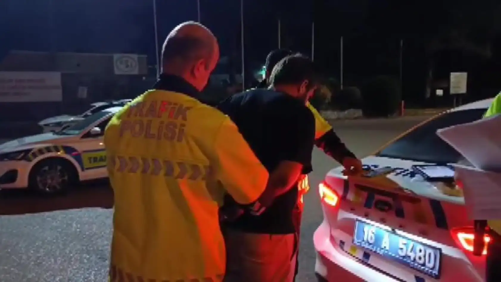 Aranması olan şüpheli polis uygulamasında kardeşinin kimliğini vererek kurtulmaya çalıştı