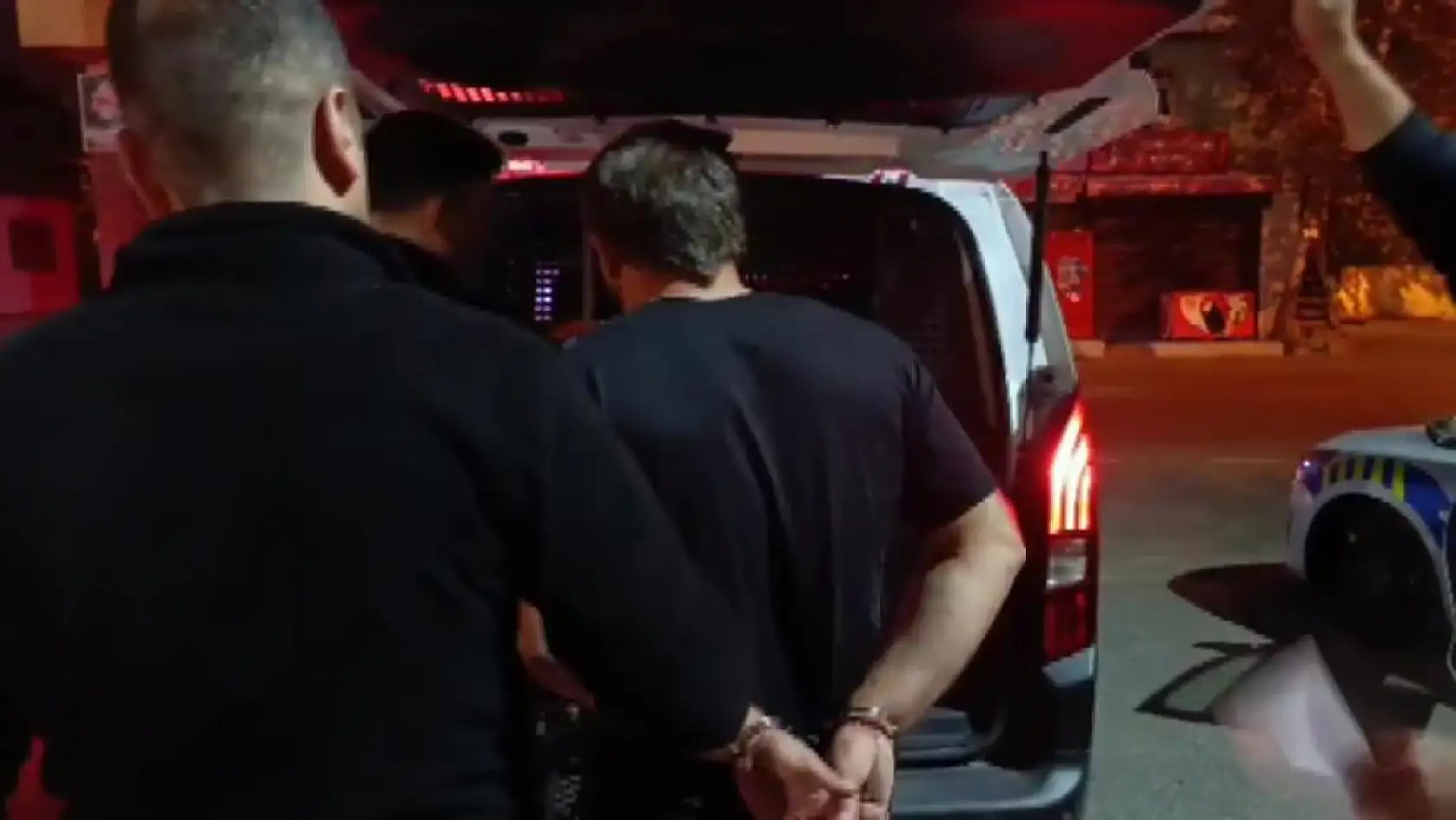 Aranması olan şüpheli polis uygulamasında kardeşinin kimliğini vererek kurtulmaya çalıştı