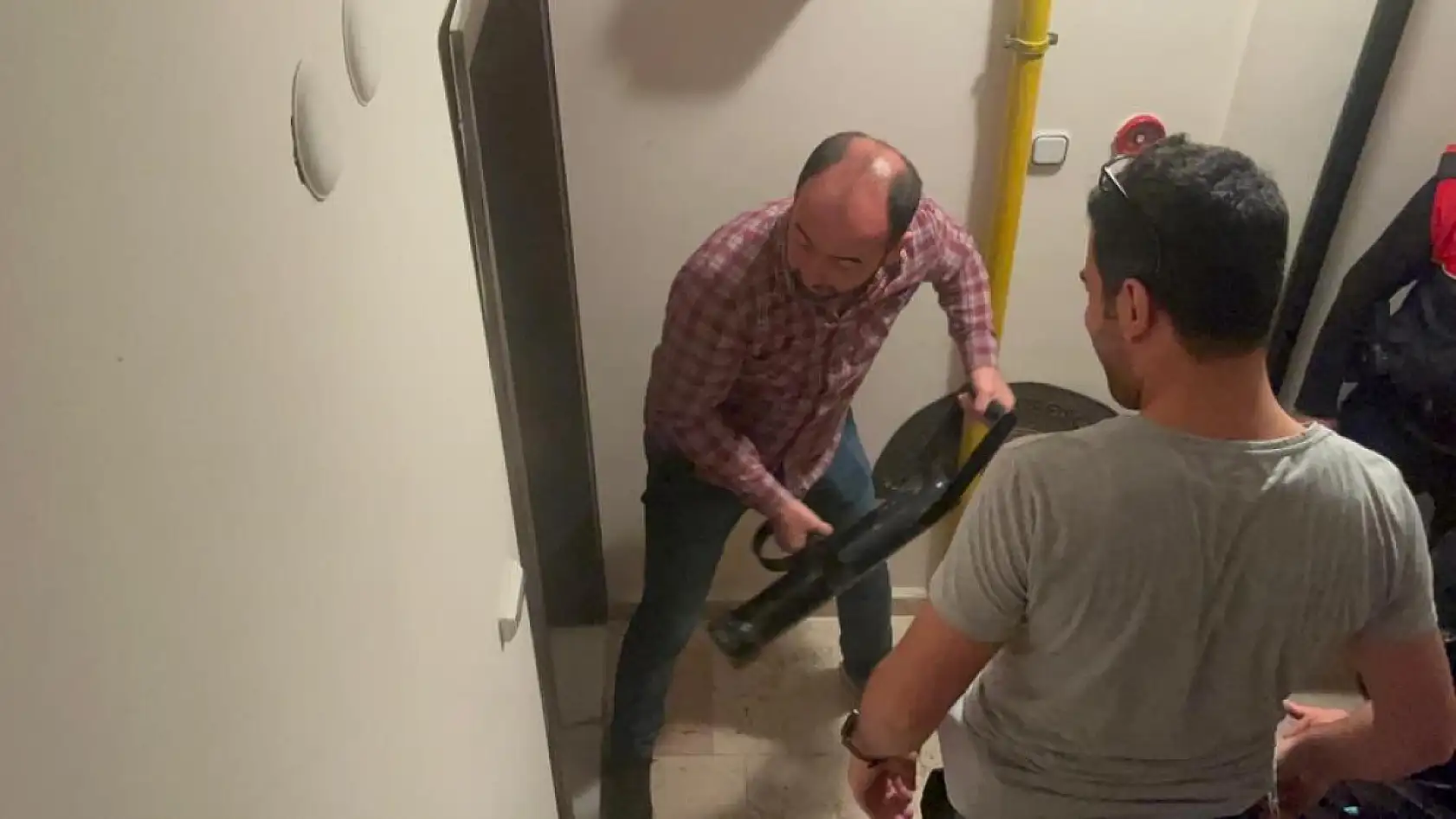 'Eski eşim bıçakladı' diyen kadının kapısı kırıldı, gerçek herkesi şaşırttı