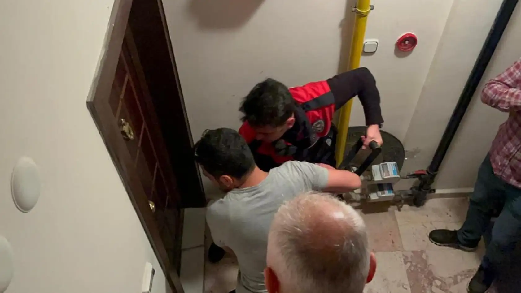 'Eski eşim bıçakladı' diyen kadının kapısı kırıldı, gerçek herkesi şaşırttı