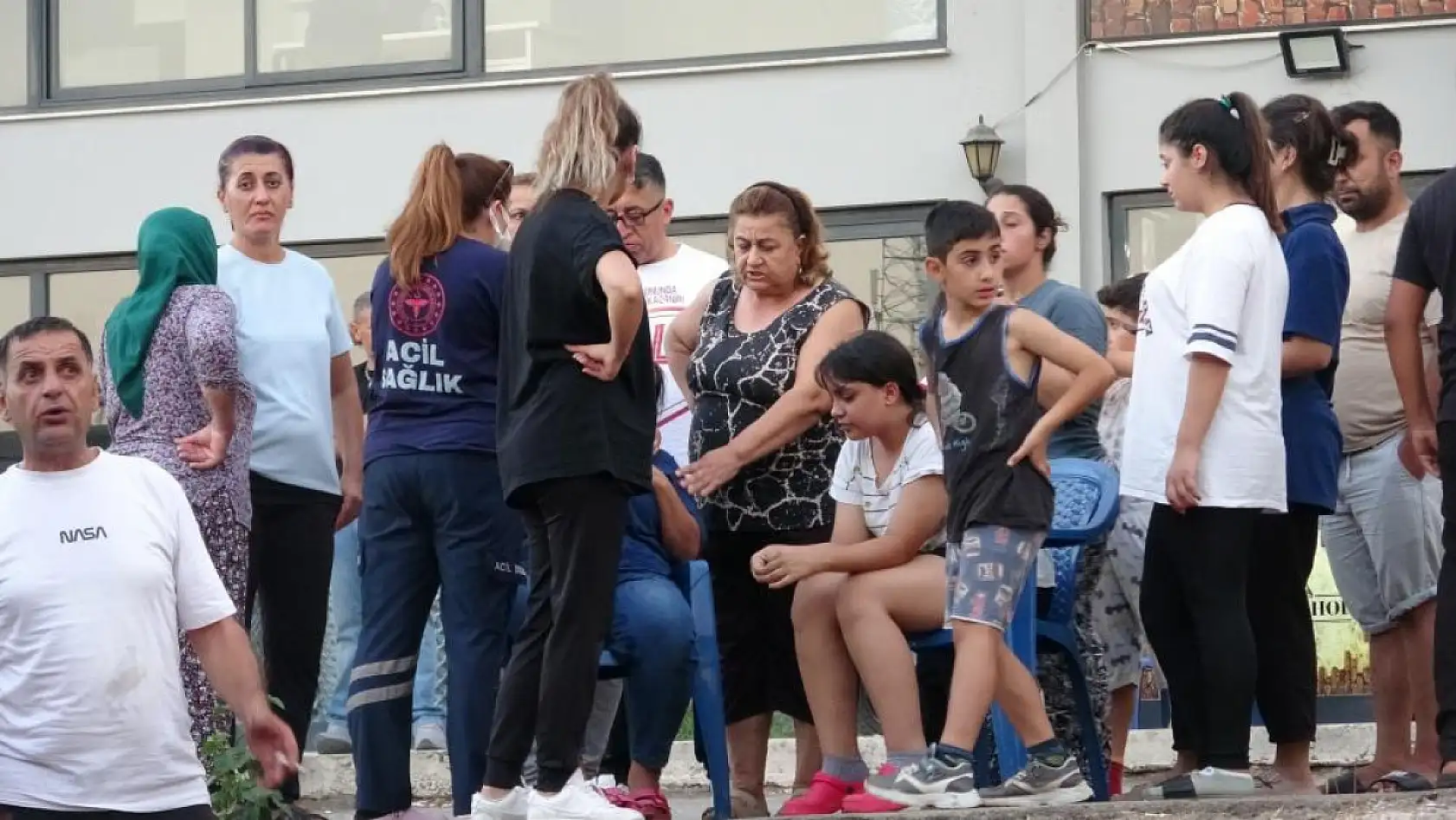 Kızını alevlerin arasından çıkardı, evi gözlerinin önünde küle döndü