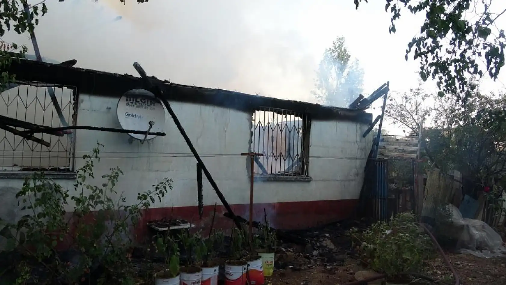 Kızını alevlerin arasından çıkardı, evi gözlerinin önünde küle döndü