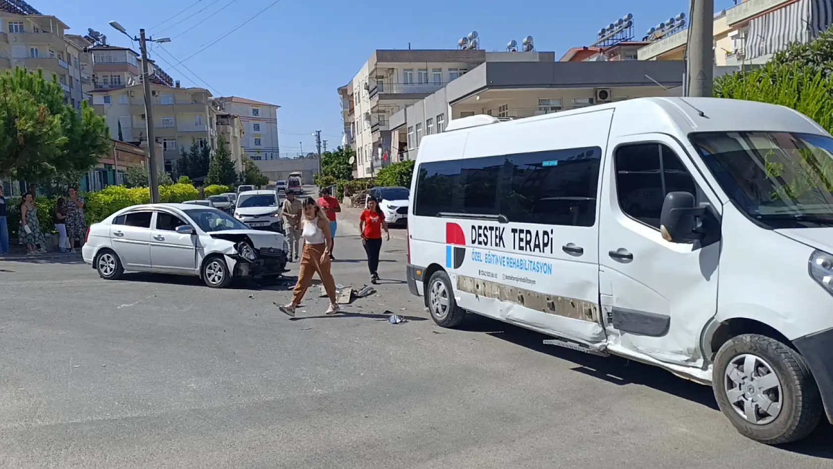 Manavgat'ta okul servisi ile otomobil çarpıştı: 2 yaralı