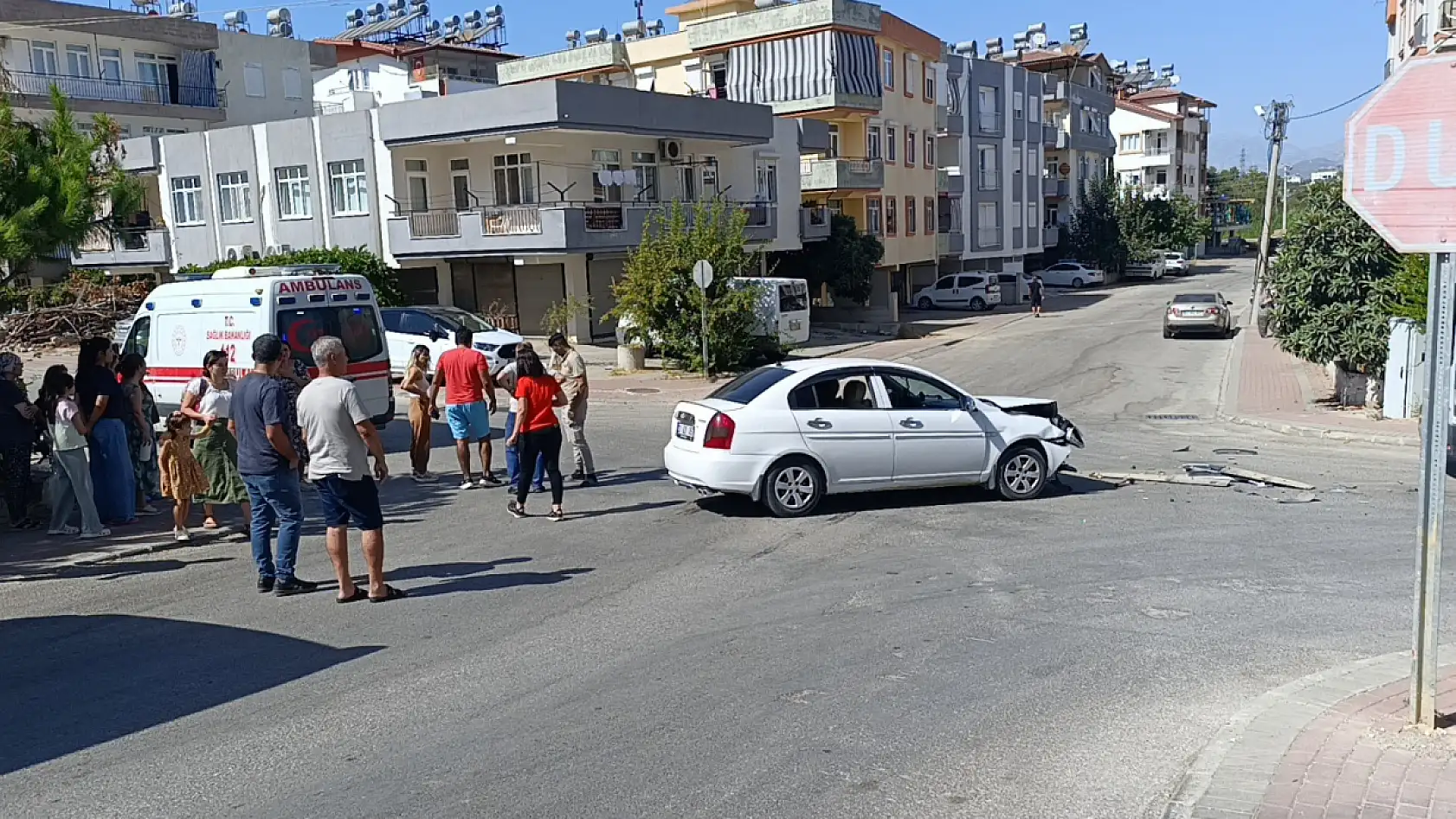 Manavgat'ta okul servisi ile otomobil çarpıştı: 2 yaralı