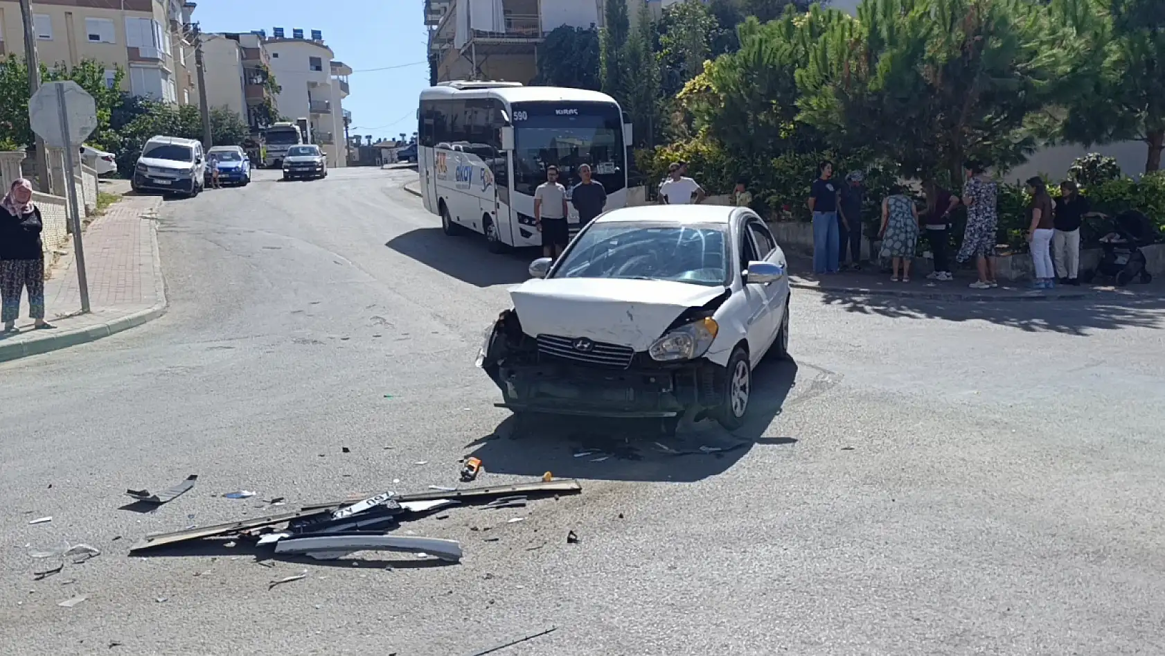 Manavgat'ta okul servisi ile otomobil çarpıştı: 2 yaralı