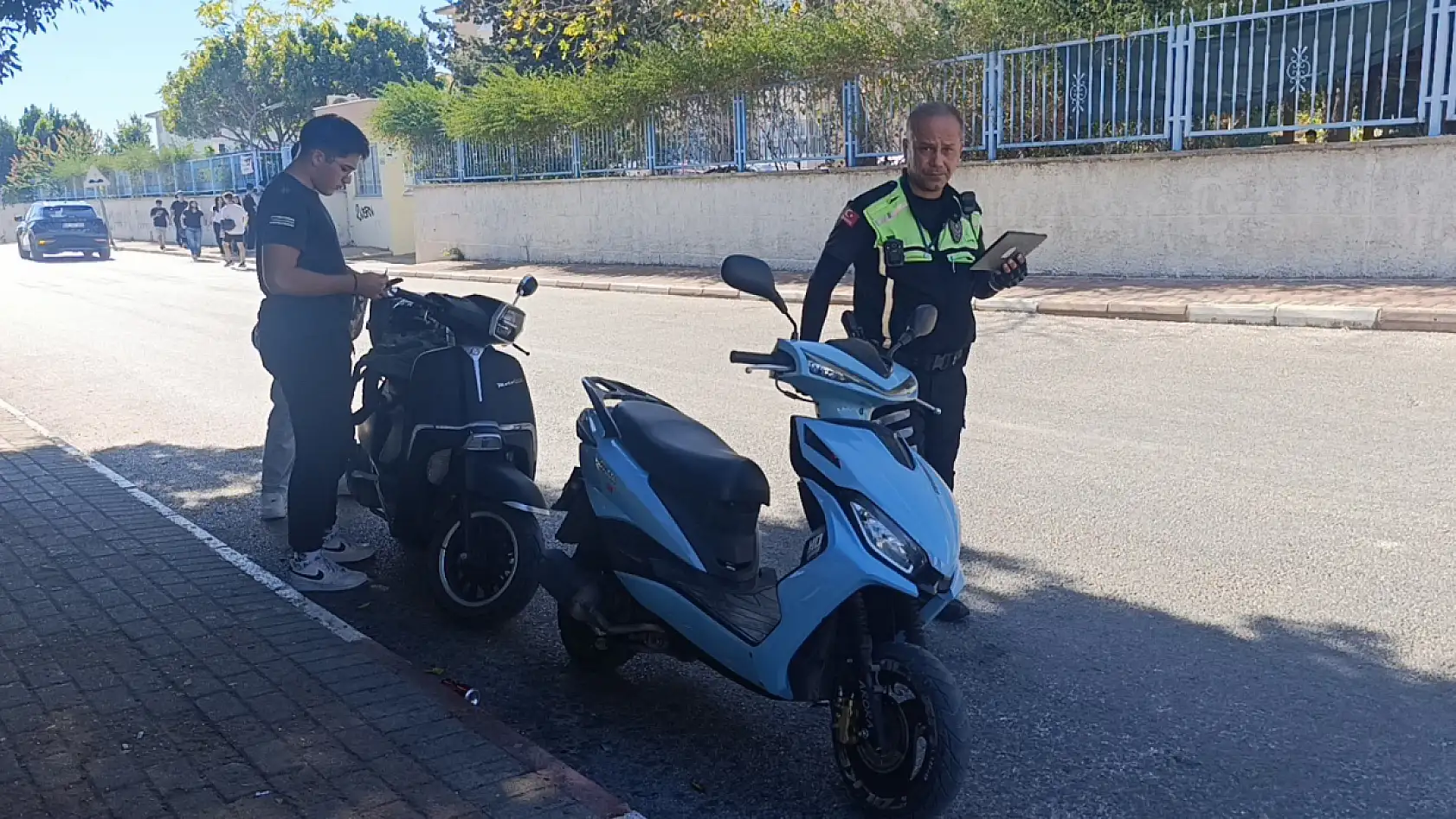 Denetime takılan motosikletli polisin arkasını dönmesini fırsat bilip 'U' dönüşü yaparak kaçtı