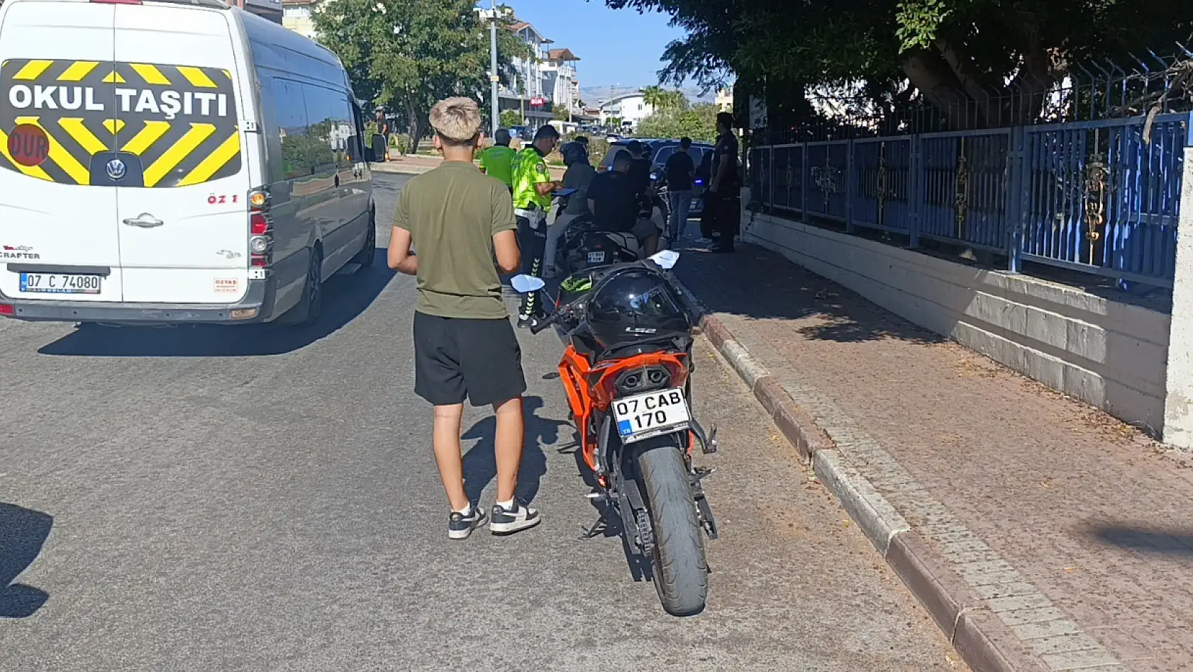 Denetime takılan motosikletli polisin arkasını dönmesini fırsat bilip 'U' dönüşü yaparak kaçtı