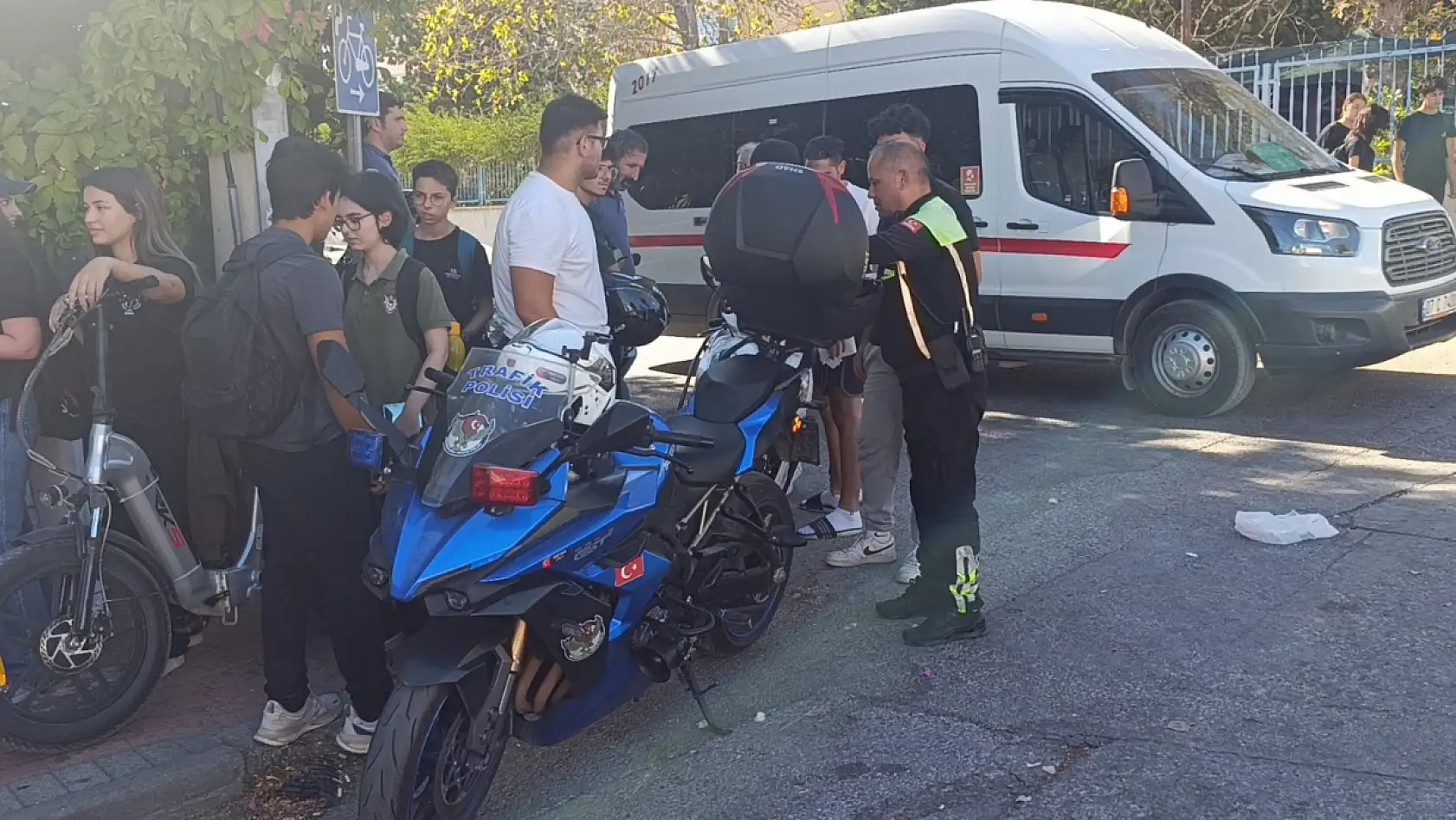 Denetime takılan motosikletli polisin arkasını dönmesini fırsat bilip 'U' dönüşü yaparak kaçtı