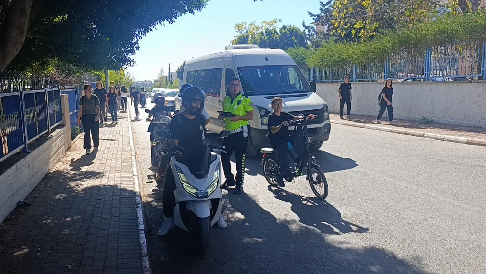 Denetime takılan motosikletli polisin arkasını dönmesini fırsat bilip 'U' dönüşü yaparak kaçtı