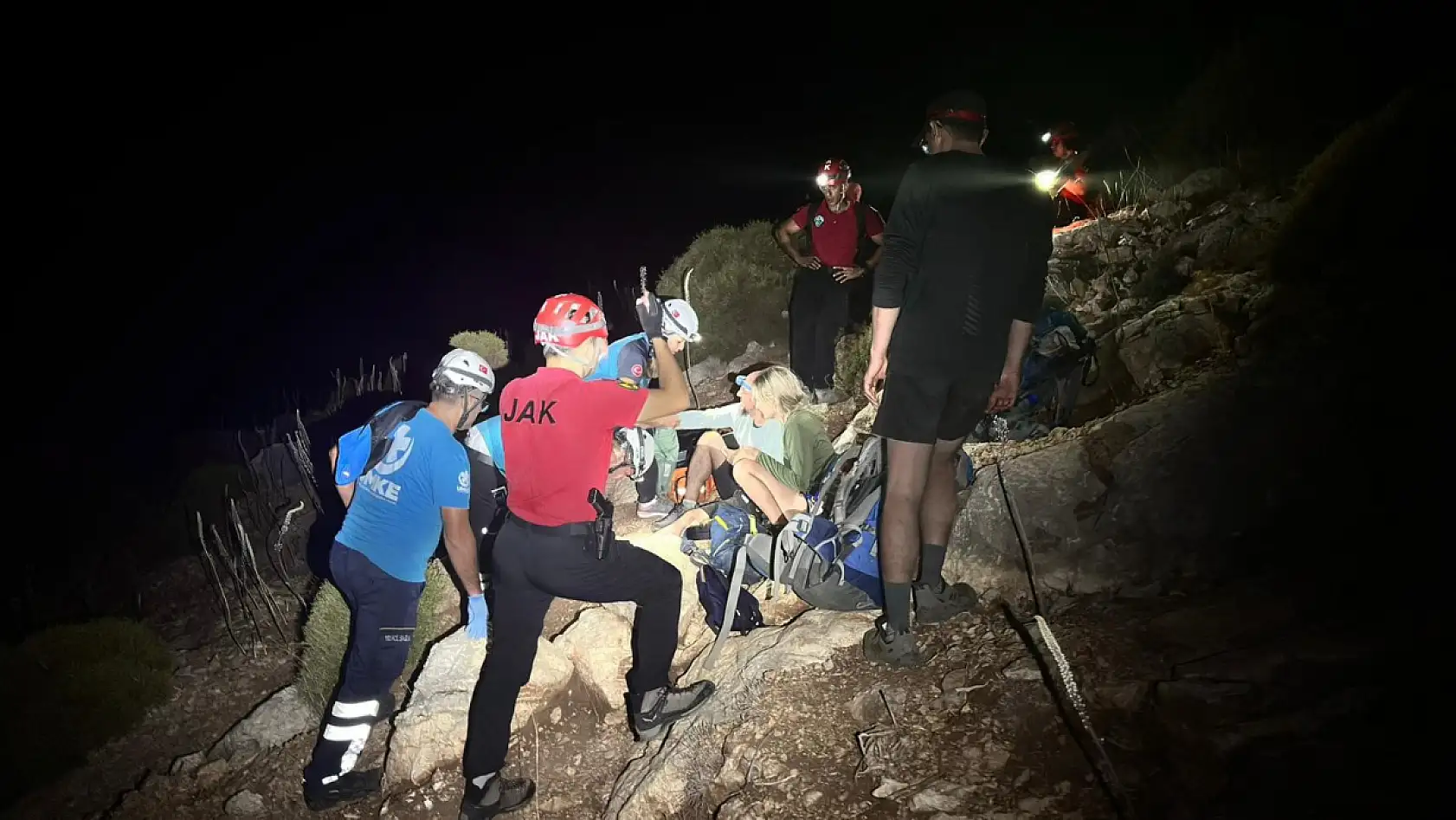 Seydikemer'de tarihi yolda mahsur kalan 3 kişi kurtarıldı