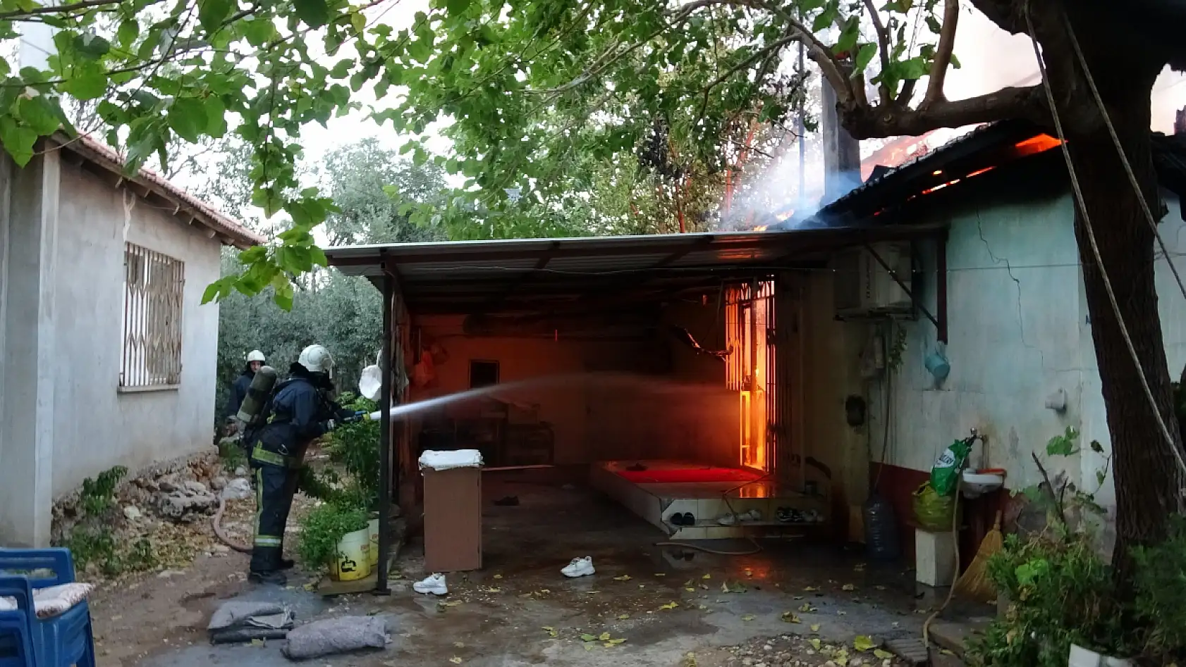 Evi küle döndü, çaresizlik içinde izledi: 'Gözümün önünde 10 dakikada çöktü, televizyon izler gibi izledim'