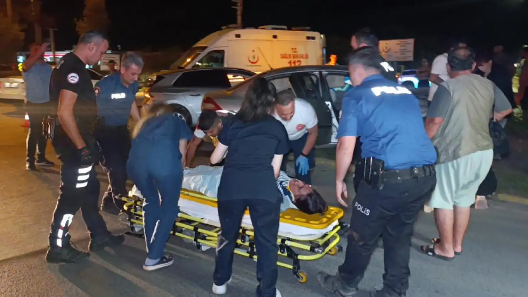 Ortalık savaş alanına döndü, 2 araçtaki 6 kişi yaralandı