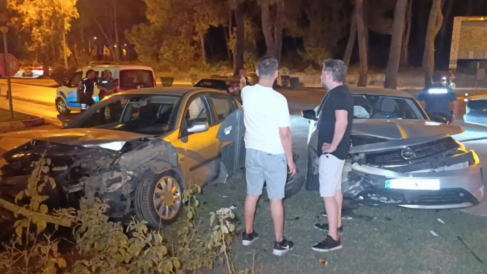 Ortalık savaş alanına döndü, 2 araçtaki 6 kişi yaralandı