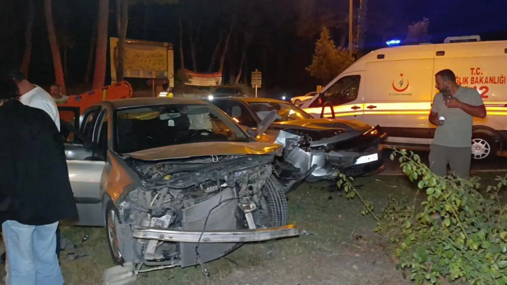 Ortalık savaş alanına döndü, 2 araçtaki 6 kişi yaralandı