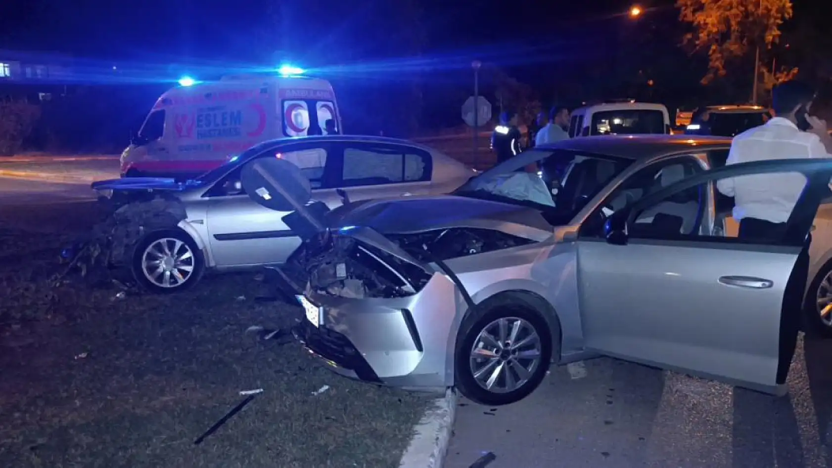 Ortalık savaş alanına döndü, 2 araçtaki 6 kişi yaralandı