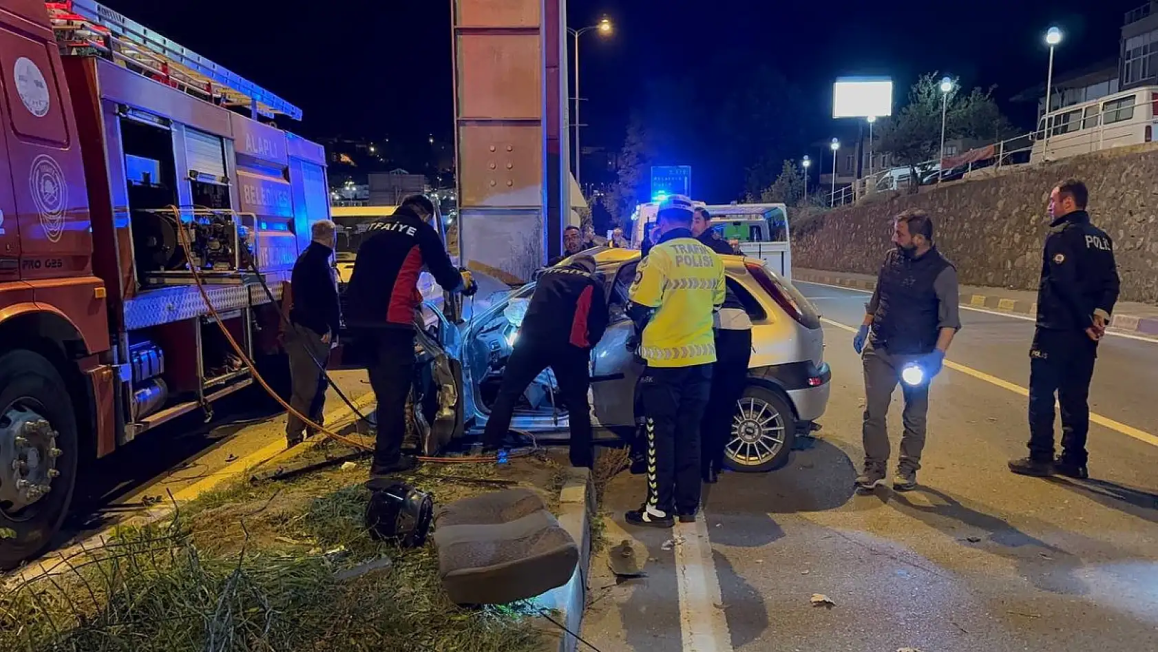 Üst geçidin ayağına çarpan otomobil hurda yığınına döndü: 2 ölü