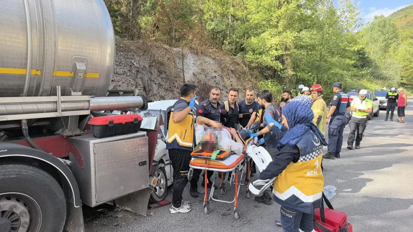 Otomobil Asit Yüklü Tankere Çarptı: 1'i Bebek 5 Yaralı