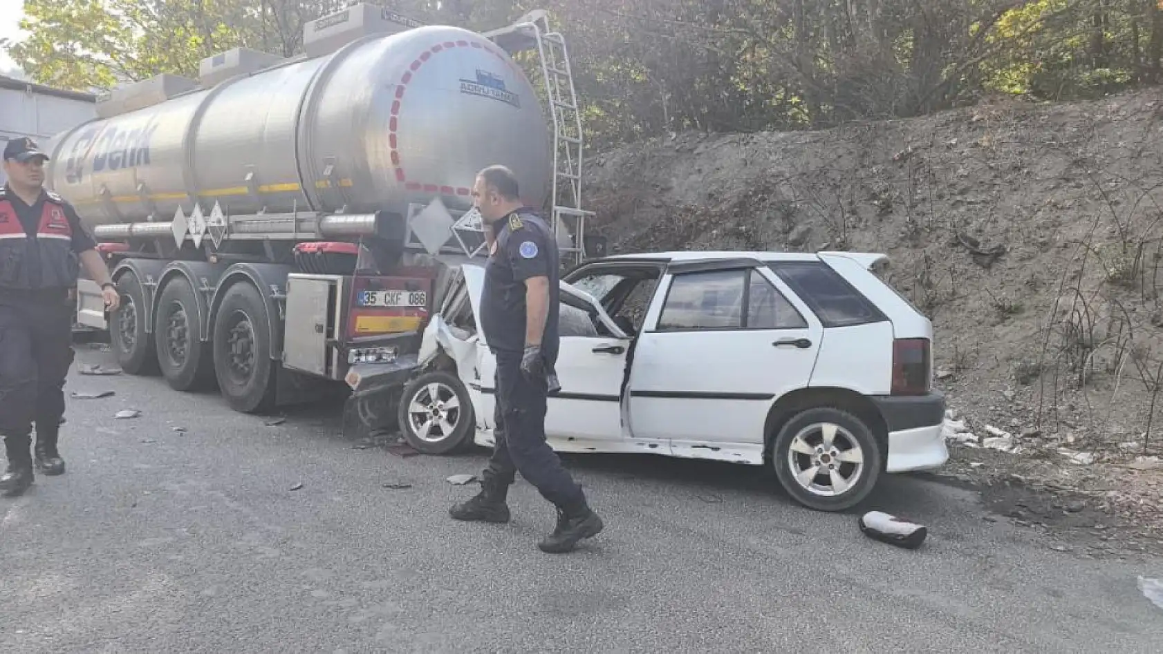 Otomobil Asit Yüklü Tankere Çarptı: 1'i Bebek 5 Yaralı