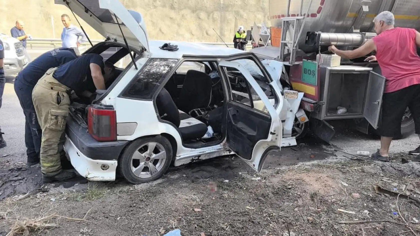 Otomobil Asit Yüklü Tankere Çarptı: 1'i Bebek 5 Yaralı