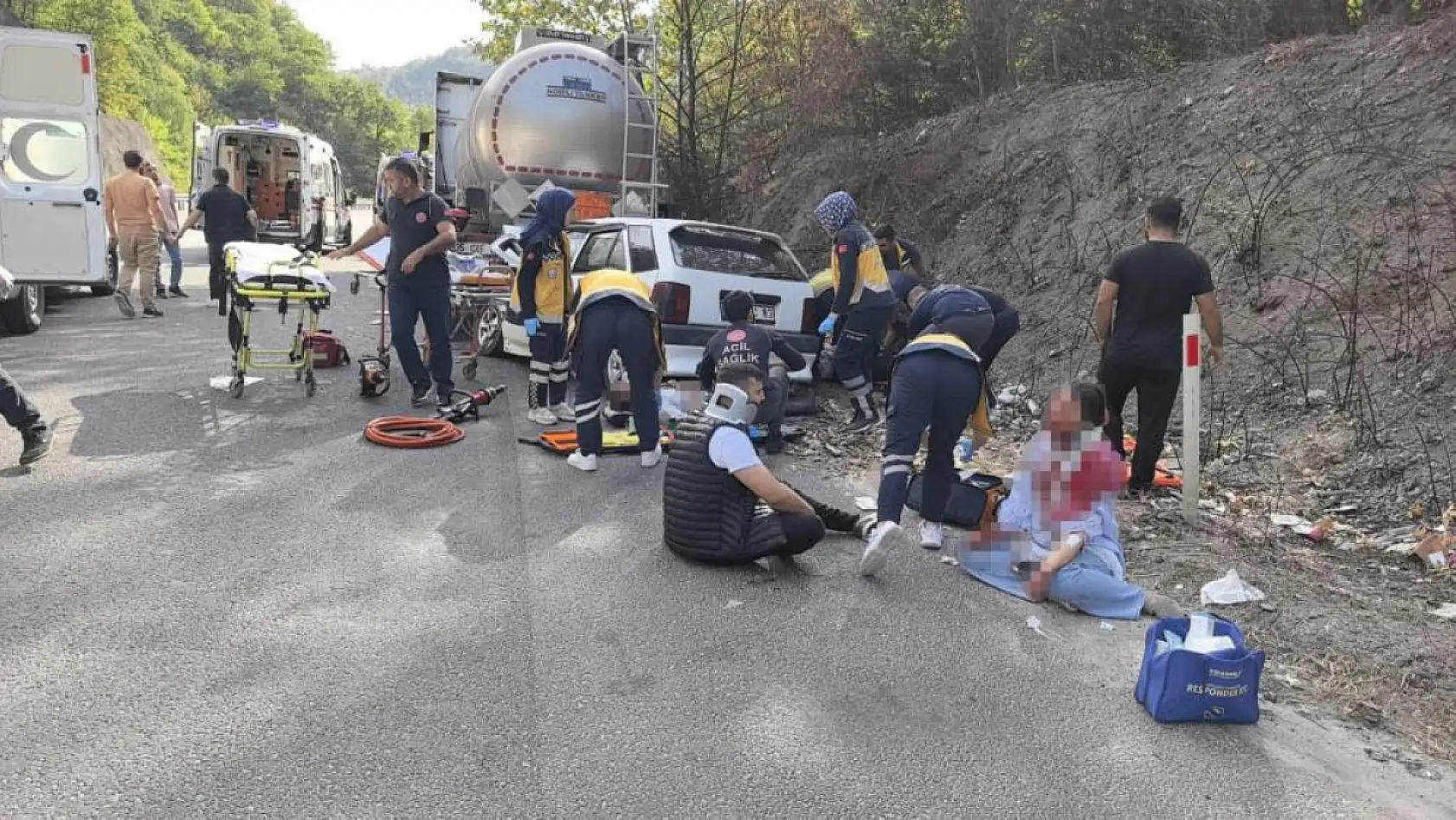 Otomobil Asit Yüklü Tankere Çarptı: 1'i Bebek 5 Yaralı