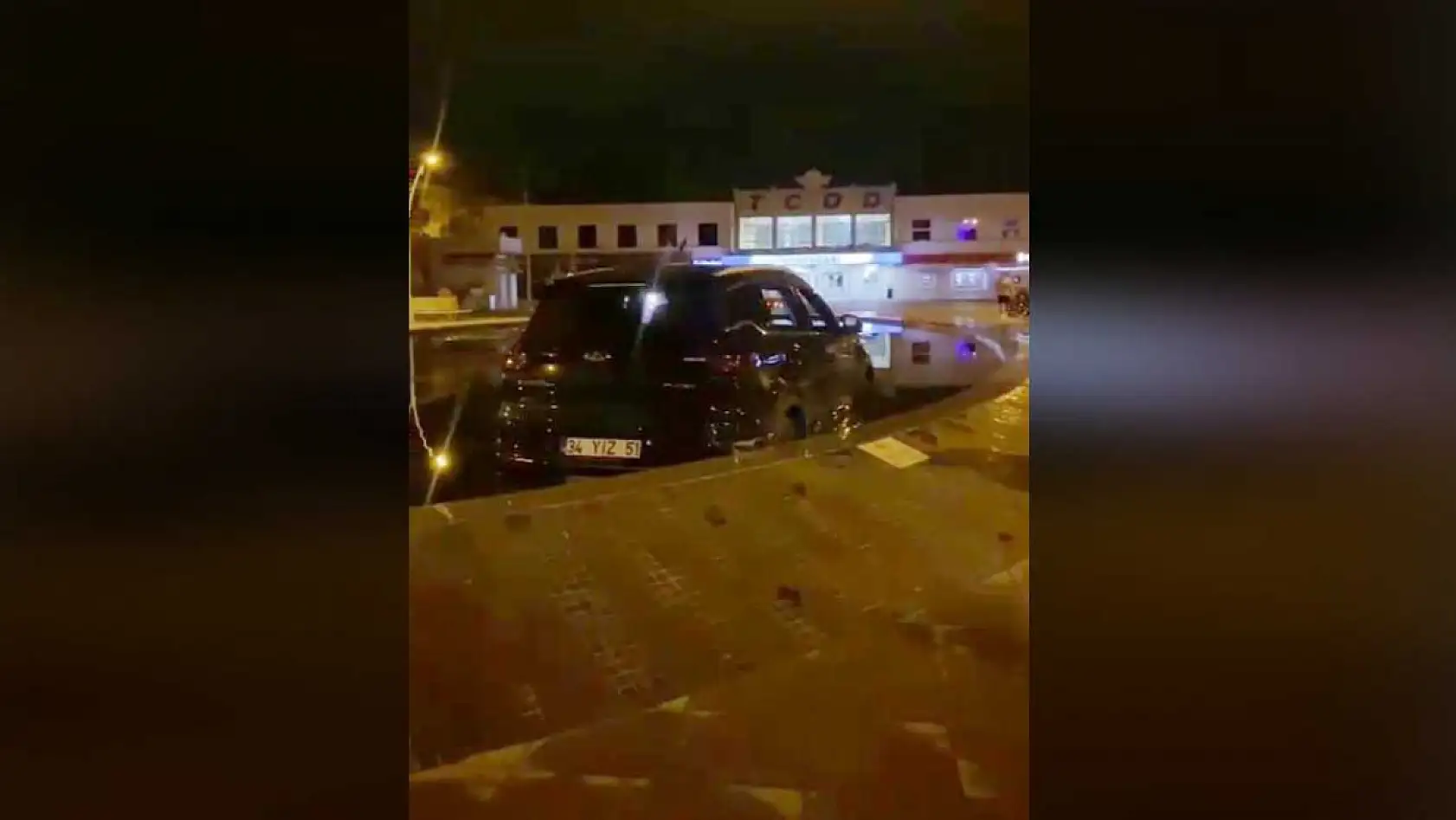 Aracıyla süs havuzuna girdi: Alkollü sürücü navigasyonu suçladı