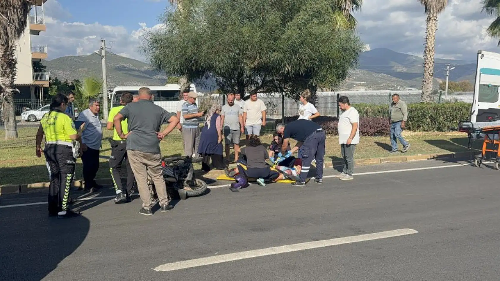 Öğrenci Servisi ile Motosiklet Çarpıştı Sürücü Ölümden Döndü