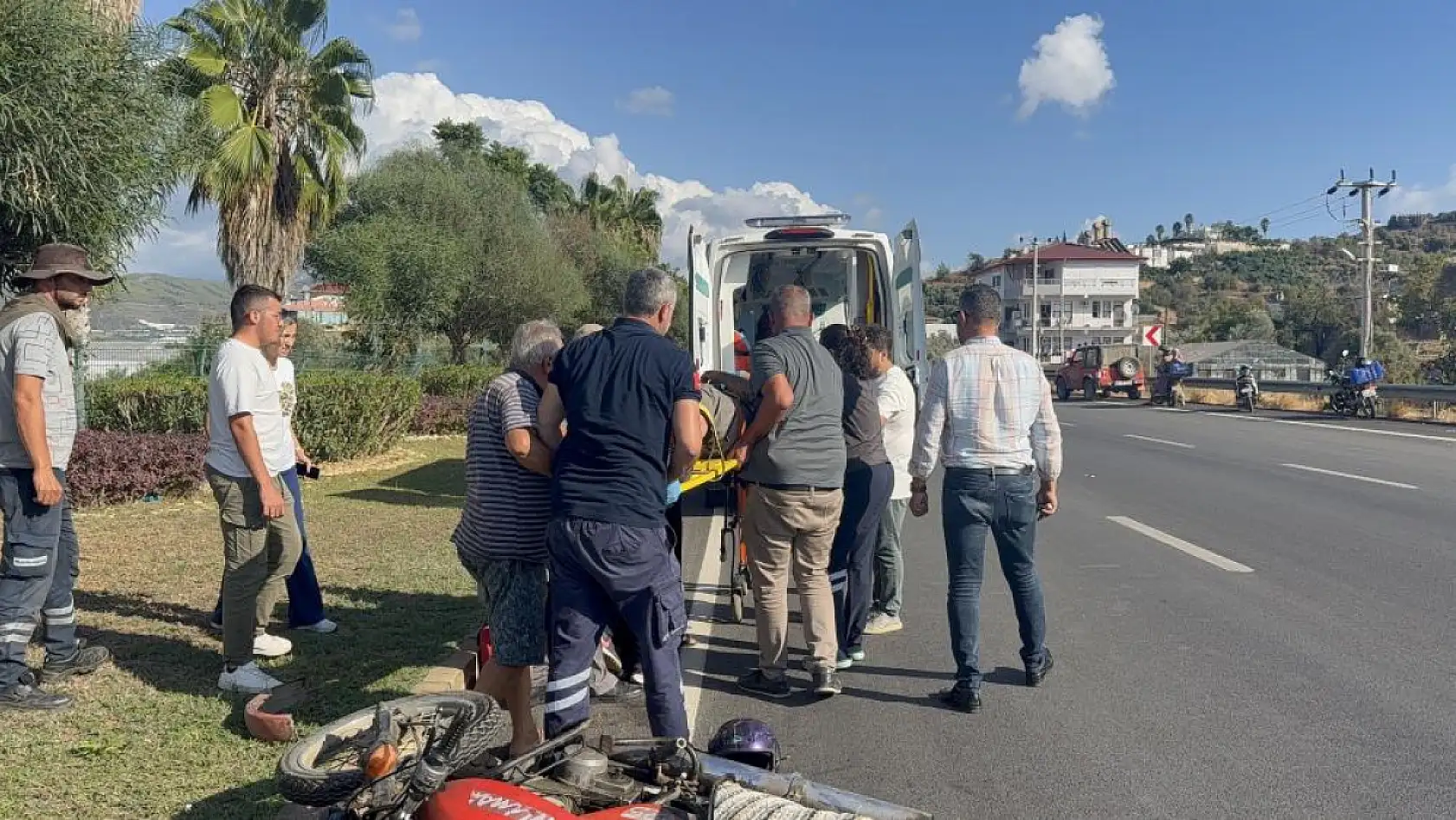 Öğrenci Servisi ile Motosiklet Çarpıştı Sürücü Ölümden Döndü