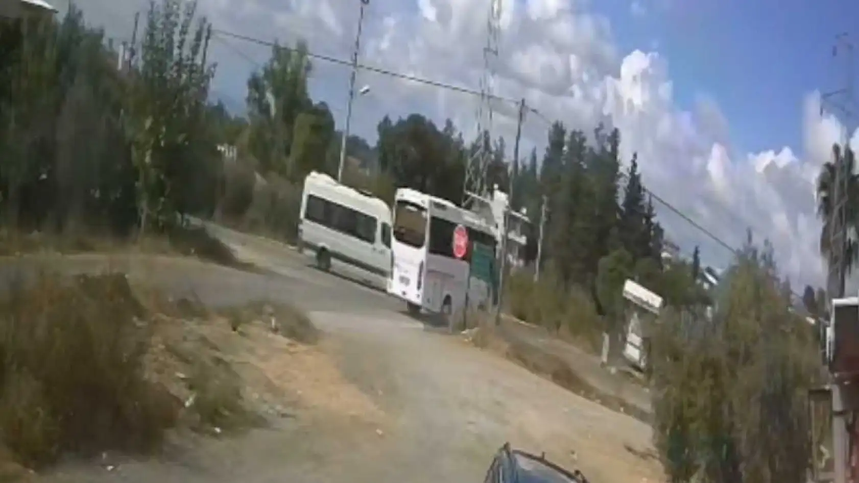 Okul servisiyle midibüs çarpıştı: 7 öğrenci yaralandı